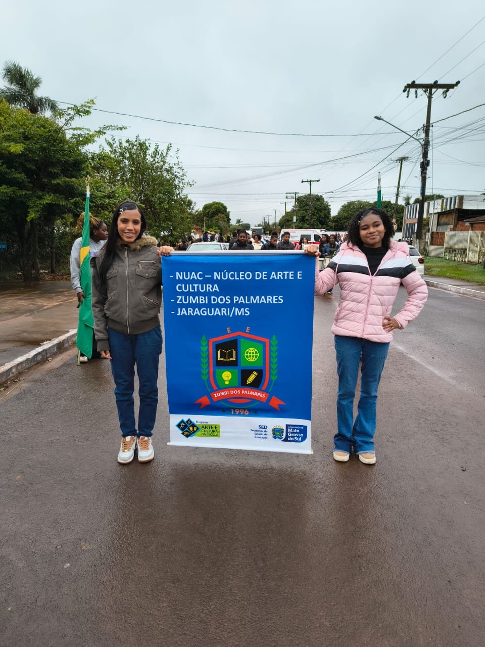 Banda Marcial da EE Zumbi dos Palmares encanta público em desfile de aniversário de Bandeirantes