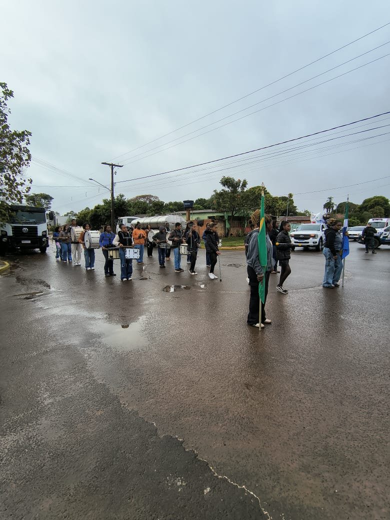 Banda Marcial da EE Zumbi dos Palmares encanta público em desfile de aniversário de Bandeirantes